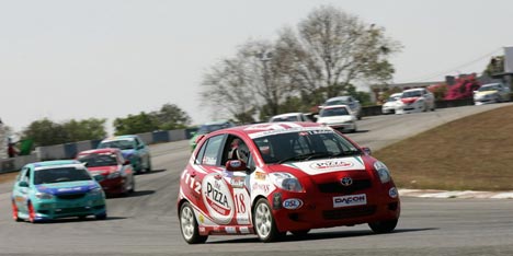 Thomas Raldorf med Yaris i front på vej ind i svinget for enden af langsiden.